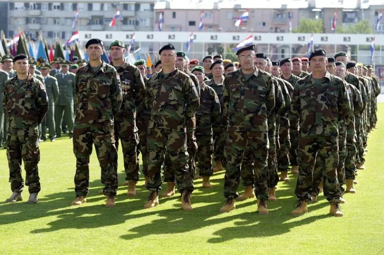 PROSLAVA DANA ORUŽANIH SNAGA RH: Pogledajte kako je izgledalo svečano postrojavanje vojske