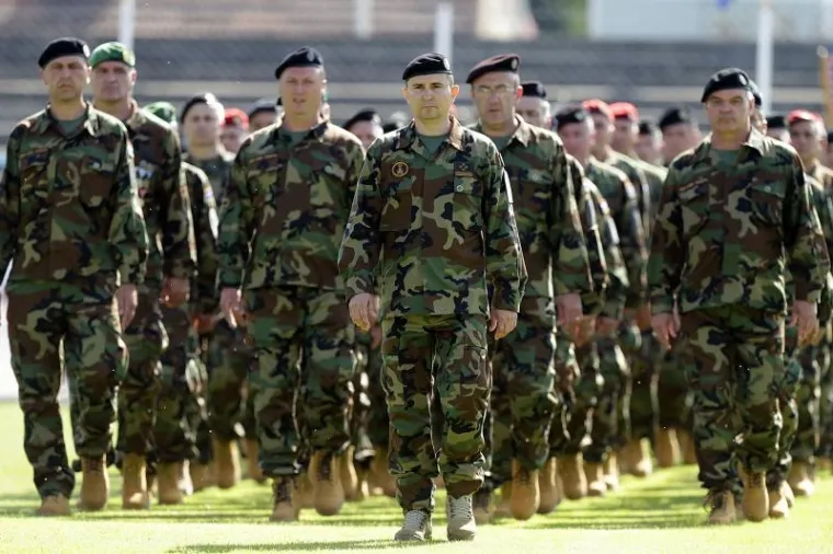 PROSLAVA DANA ORUŽANIH SNAGA RH: Pogledajte kako je izgledalo svečano postrojavanje vojske