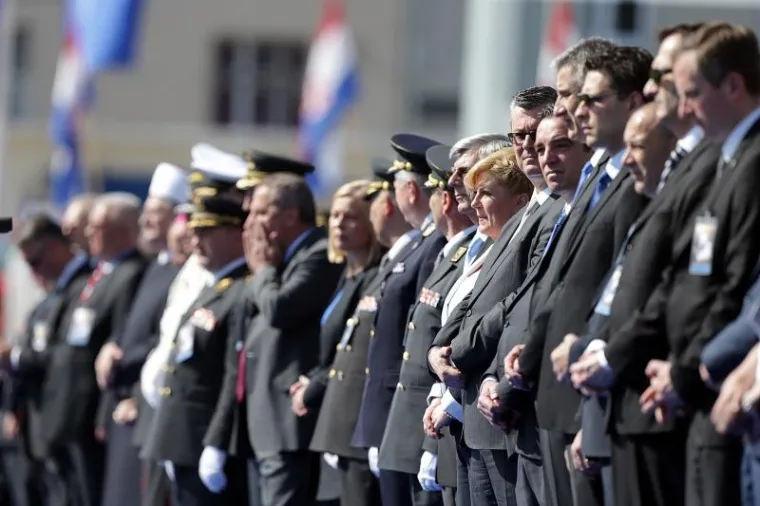 PROSLAVA DANA ORUŽANIH SNAGA RH: Pogledajte kako je izgledalo svečano postrojavanje vojske