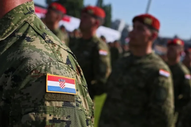 PROSLAVA DANA ORUŽANIH SNAGA RH: Pogledajte kako je izgledalo svečano postrojavanje vojske