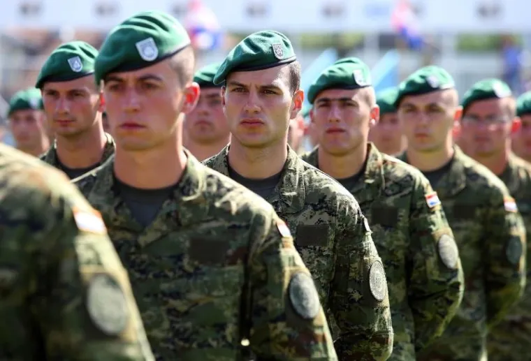 PROSLAVA DANA ORUŽANIH SNAGA RH: Pogledajte kako je izgledalo svečano postrojavanje vojske