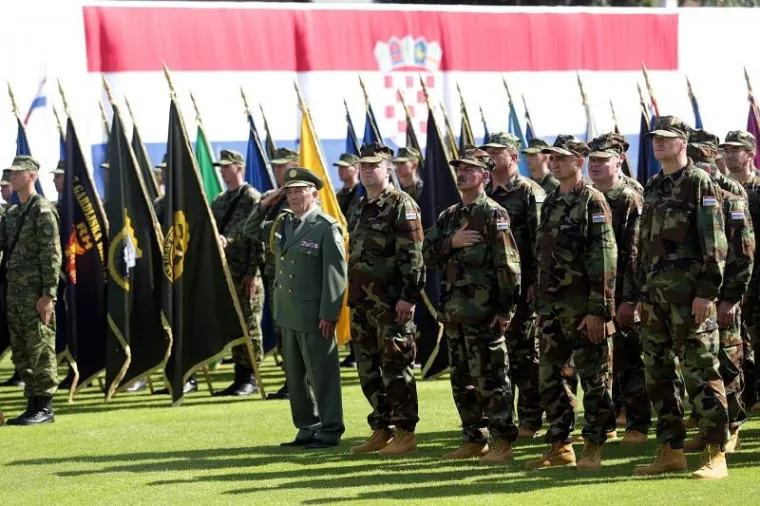 PROSLAVA DANA ORUŽANIH SNAGA RH: Pogledajte kako je izgledalo svečano postrojavanje vojske