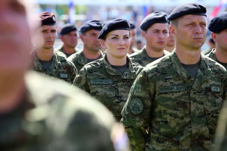 PROSLAVA DANA ORUŽANIH SNAGA RH: Pogledajte kako je izgledalo svečano postrojavanje vojske