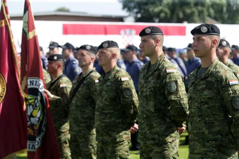 PROSLAVA DANA ORUŽANIH SNAGA RH: Pogledajte kako je izgledalo svečano postrojavanje vojske