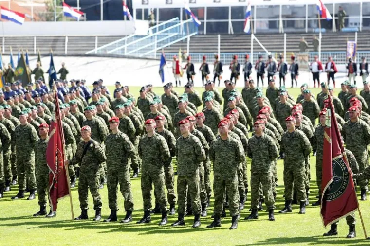 PROSLAVA DANA ORUŽANIH SNAGA RH: Pogledajte kako je izgledalo svečano postrojavanje vojske