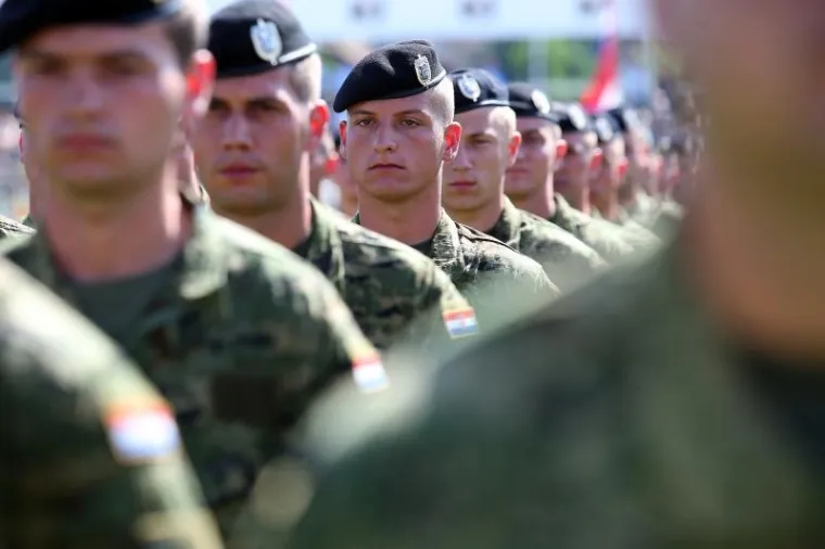 PROSLAVA DANA ORUŽANIH SNAGA RH: Pogledajte kako je izgledalo svečano postrojavanje vojske