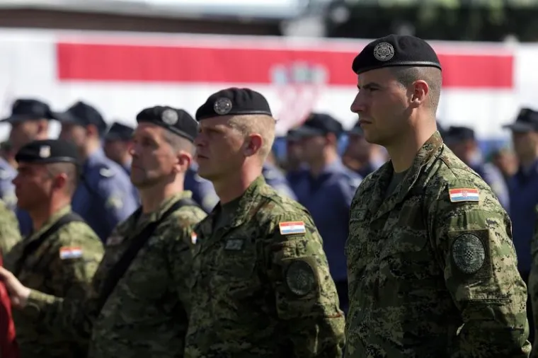 PROSLAVA DANA ORUŽANIH SNAGA RH: Pogledajte kako je izgledalo svečano postrojavanje vojske