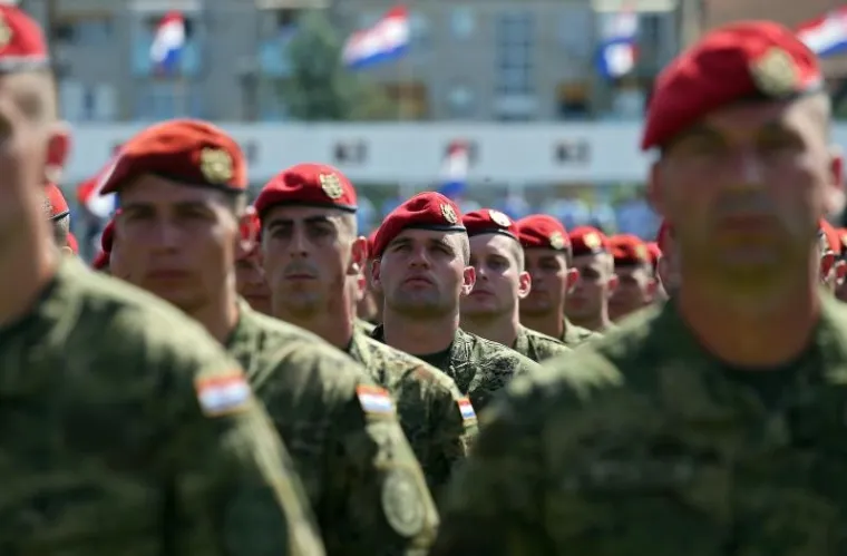 PROSLAVA DANA ORUŽANIH SNAGA RH: Pogledajte kako je izgledalo svečano postrojavanje vojske