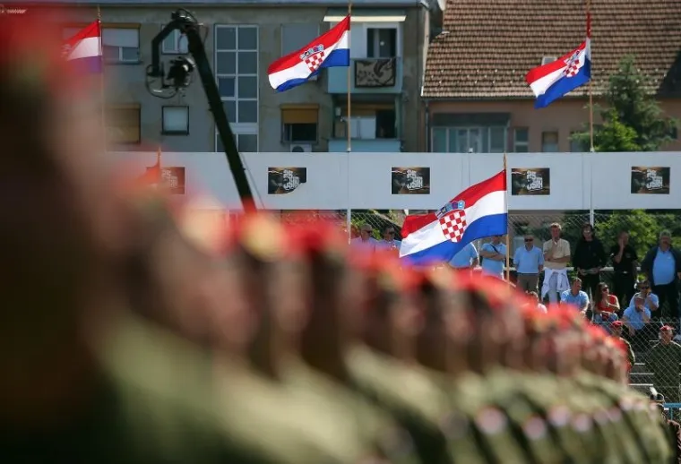 PROSLAVA DANA ORUŽANIH SNAGA RH: Pogledajte kako je izgledalo svečano postrojavanje vojske