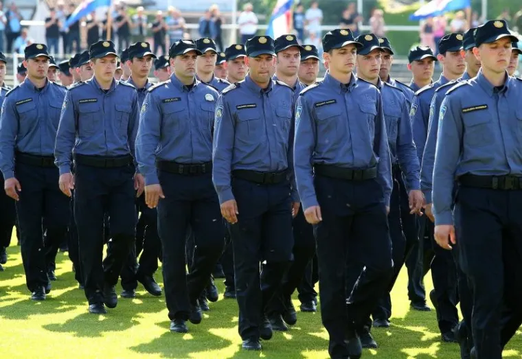 PROSLAVA DANA ORUŽANIH SNAGA RH: Pogledajte kako je izgledalo svečano postrojavanje vojske