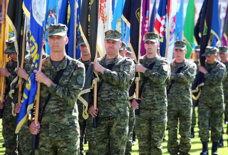 PROSLAVA DANA ORUŽANIH SNAGA RH: Pogledajte kako je izgledalo svečano postrojavanje vojske