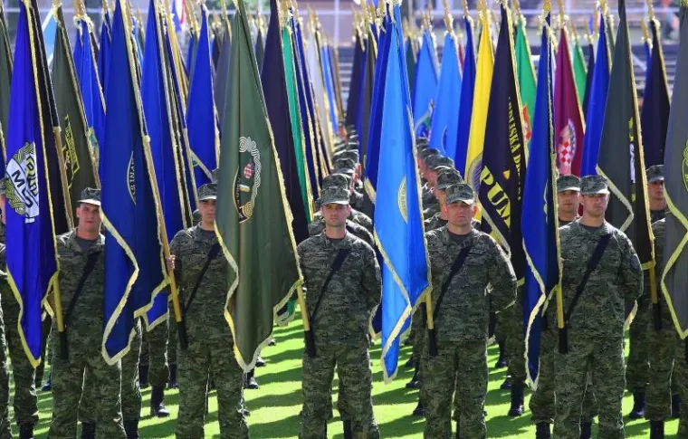 PROSLAVA DANA ORUŽANIH SNAGA RH: Pogledajte kako je izgledalo svečano postrojavanje vojske