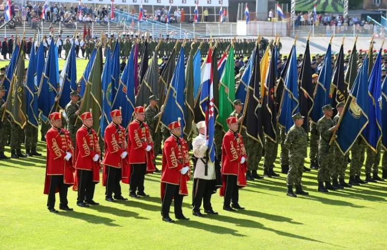 PROSLAVA DANA ORUŽANIH SNAGA RH: Pogledajte kako je izgledalo svečano postrojavanje vojske