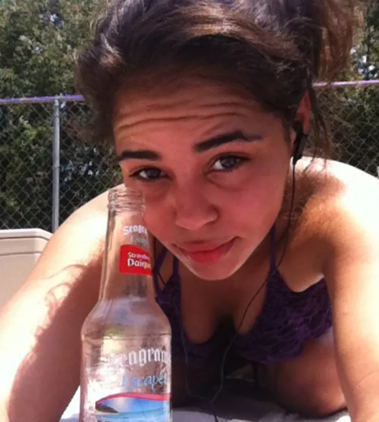 SVI BI S NJOM U ZATVOR! Fotka seksi zločinke obi&scaron;la svijet, biste li joj i vi sve oprostili?