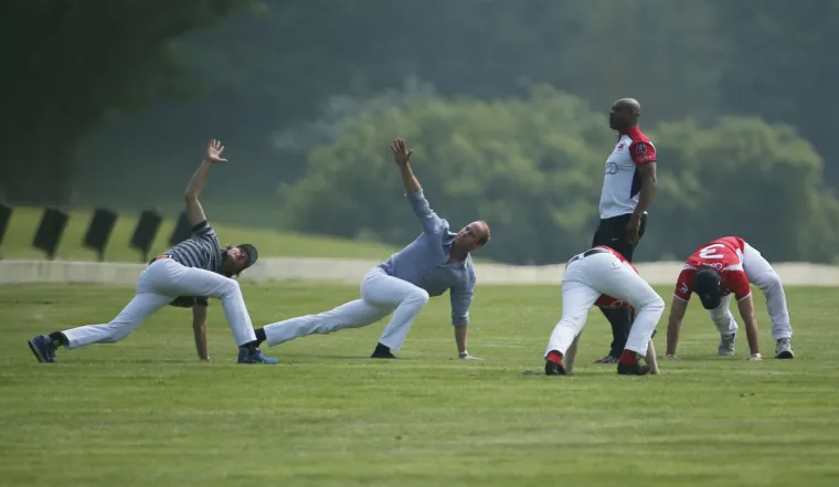 Joga u uskim bijelim hlačama: princa Williama ni&scaron;ta nije omelo u rastezanju prije polo utakmice