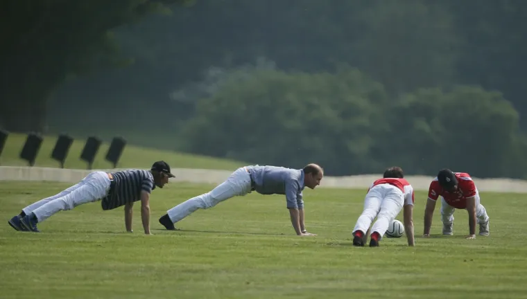 Joga u uskim bijelim hlačama: princa Williama ni&scaron;ta nije omelo u rastezanju prije polo utakmice