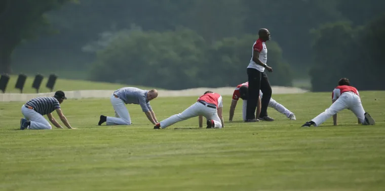 Joga u uskim bijelim hlačama: princa Williama ni&scaron;ta nije omelo u rastezanju prije polo utakmice