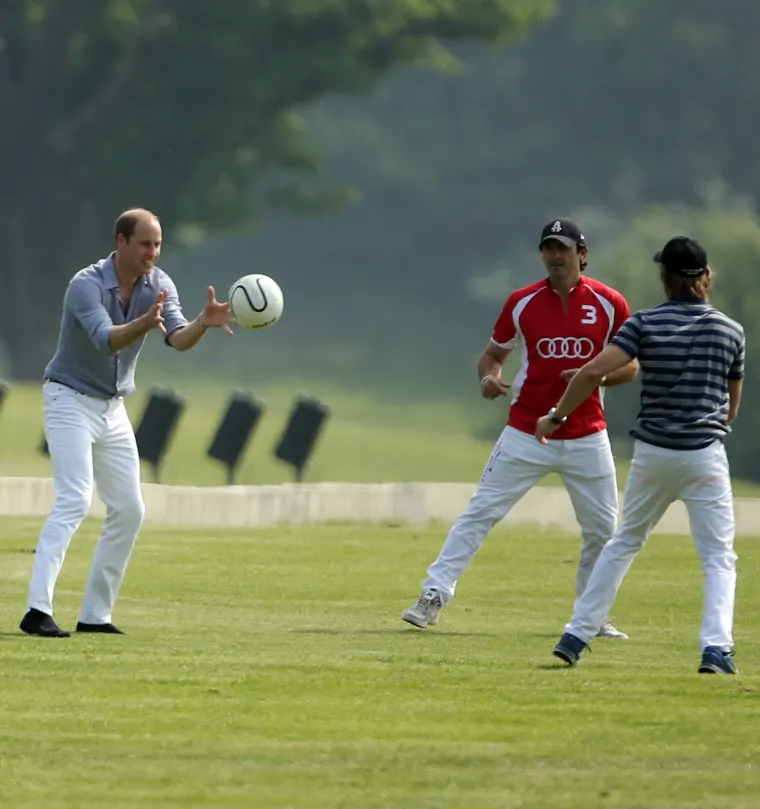 Joga u uskim bijelim hlačama: princa Williama ni&scaron;ta nije omelo u rastezanju prije polo utakmice