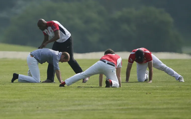 Joga u uskim bijelim hlačama: princa Williama ni&scaron;ta nije omelo u rastezanju prije polo utakmice