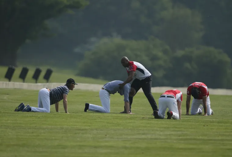 Joga u uskim bijelim hlačama: princa Williama ni&scaron;ta nije omelo u rastezanju prije polo utakmice