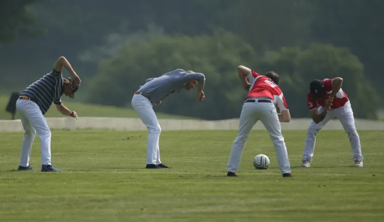 Joga u uskim bijelim hlačama: princa Williama ni&scaron;ta nije omelo u rastezanju prije polo utakmice