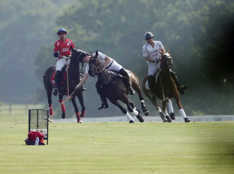 Joga u uskim bijelim hlačama: princa Williama ni&scaron;ta nije omelo u rastezanju prije polo utakmice