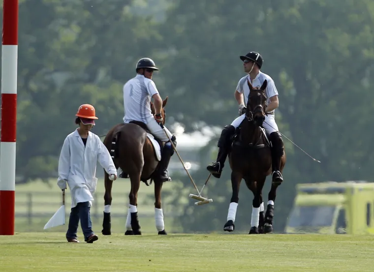 Joga u uskim bijelim hlačama: princa Williama ni&scaron;ta nije omelo u rastezanju prije polo utakmice