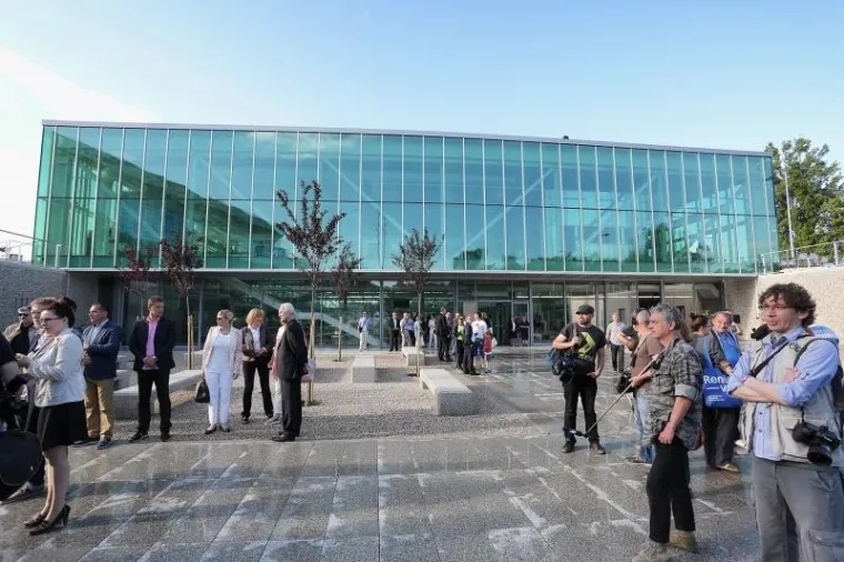 Zagrebački gradonačelnik Milan Bandić otvorio je u ponedjeljak novoizgrađeni bazenski kompleks Sportsko-rekreacijskog centra (SRC) Svetice te pozvao sugrađane da otvore kupališnu sezonu i da se dva dana, u povodu Dana branitelja grada Zagreba, 30. svibnja i Dana grada Zagreba, 31. svibnja, kupaju besplatno.