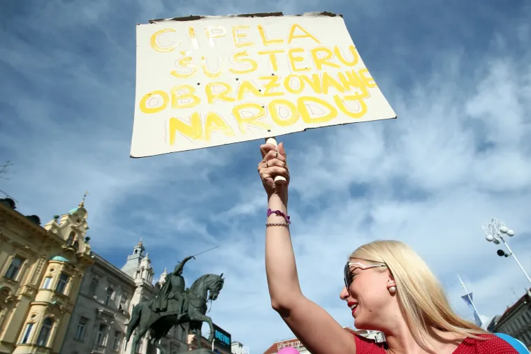 Deseci tisuća ljudi su sudjelovali na prosvjedu podr&scaron;ke cjelovitoj kurikularnoj reformi "Hrvatska može bolje&ldquo; na sredi&scaron;njem zagrebačkom trgu, gdje su s glavne pozornice učenici poručili da ne žele biti taoci neodgovornosti političkih elita.