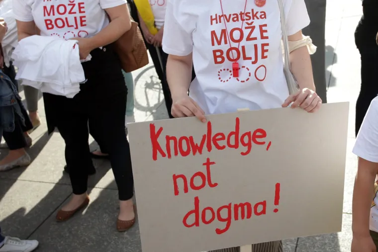 Deseci tisuća ljudi su sudjelovali na prosvjedu podr&scaron;ke cjelovitoj kurikularnoj reformi "Hrvatska može bolje&ldquo; na sredi&scaron;njem zagrebačkom trgu, gdje su s glavne pozornice učenici poručili da ne žele biti taoci neodgovornosti političkih elita.