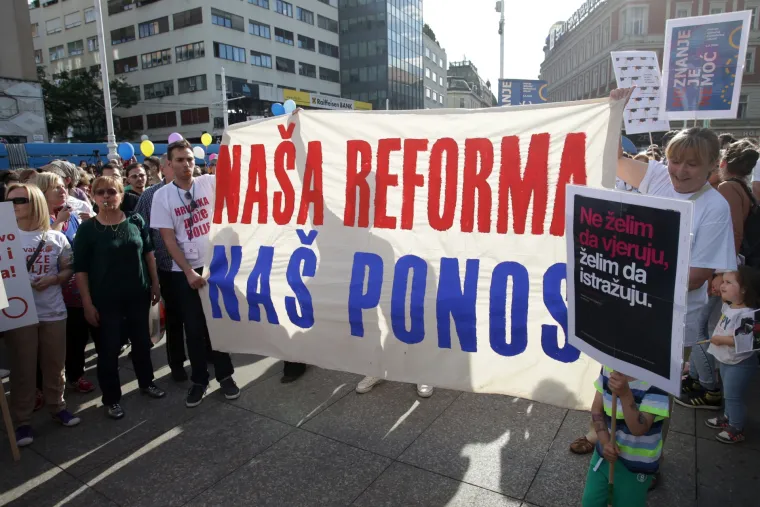 Deseci tisuća ljudi su sudjelovali na prosvjedu podr&scaron;ke cjelovitoj kurikularnoj reformi "Hrvatska može bolje&ldquo; na sredi&scaron;njem zagrebačkom trgu, gdje su s glavne pozornice učenici poručili da ne žele biti taoci neodgovornosti političkih elita.