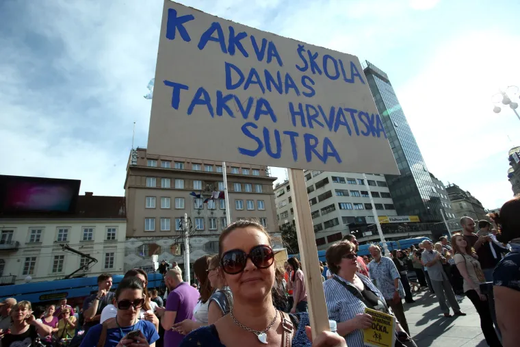 Deseci tisuća ljudi su sudjelovali na prosvjedu podr&scaron;ke cjelovitoj kurikularnoj reformi "Hrvatska može bolje&ldquo; na sredi&scaron;njem zagrebačkom trgu, gdje su s glavne pozornice učenici poručili da ne žele biti taoci neodgovornosti političkih elita.