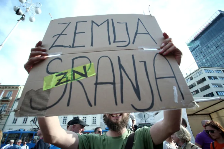 Deseci tisuća ljudi su sudjelovali na prosvjedu podr&scaron;ke cjelovitoj kurikularnoj reformi "Hrvatska može bolje&ldquo; na sredi&scaron;njem zagrebačkom trgu, gdje su s glavne pozornice učenici poručili da ne žele biti taoci neodgovornosti političkih elita.