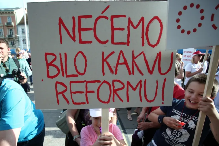 Deseci tisuća ljudi su sudjelovali na prosvjedu podr&scaron;ke cjelovitoj kurikularnoj reformi "Hrvatska može bolje&ldquo; na sredi&scaron;njem zagrebačkom trgu, gdje su s glavne pozornice učenici poručili da ne žele biti taoci neodgovornosti političkih elita.