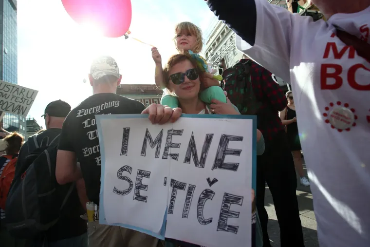 Deseci tisuća ljudi su sudjelovali na prosvjedu podr&scaron;ke cjelovitoj kurikularnoj reformi "Hrvatska može bolje&ldquo; na sredi&scaron;njem zagrebačkom trgu, gdje su s glavne pozornice učenici poručili da ne žele biti taoci neodgovornosti političkih elita.