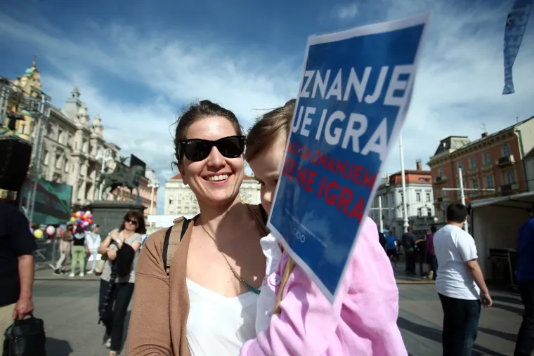 Deseci tisuća ljudi su sudjelovali na prosvjedu podr&scaron;ke cjelovitoj kurikularnoj reformi "Hrvatska može bolje&ldquo; na sredi&scaron;njem zagrebačkom trgu, gdje su s glavne pozornice učenici poručili da ne žele biti taoci neodgovornosti političkih elita.