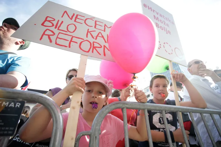 Deseci tisuća ljudi su sudjelovali na prosvjedu podr&scaron;ke cjelovitoj kurikularnoj reformi "Hrvatska može bolje&ldquo; na sredi&scaron;njem zagrebačkom trgu, gdje su s glavne pozornice učenici poručili da ne žele biti taoci neodgovornosti političkih elita.