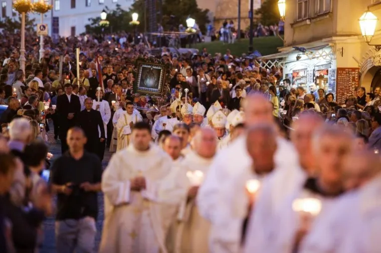Nakon mise program obilježavanja Dana grada Zagreba i svetkovina Majke Božje od Kamenitih vrata, zaštitnice Zagreba, završio je procesijom  koja je krenula od katedrale, Bakačevom ulicom, Trgom bana Jelačića, Ilicom, Mesničkom, i Trgom sv. Marka do Kamenitih vrata. (Hina)