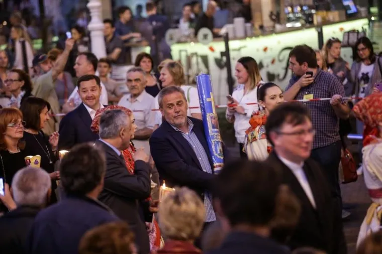 FOTOGALERIJA: Procesija tisuća vjernika sa svijećama i Gospinim likom po središtu Zagreba