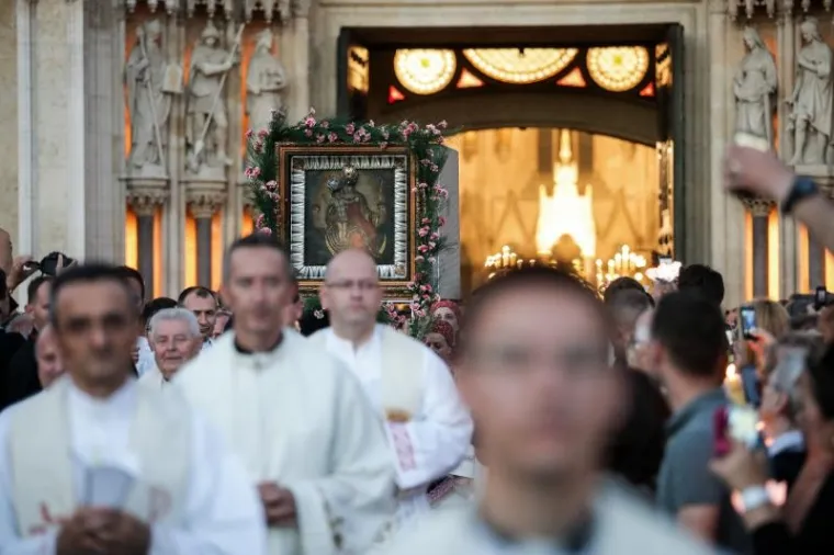 Misu u zagrebačkoj katedrali predvodili su kardinali Robert Sarah, pročelnik Kongregacije za bogoštovlje i disciplinu sakramenata, i zagrebački nadbiskup Josip Bozanić, u nazočnosti brojnih biskupa, svećenika, redovnika i redovnica, te mnoštva okupljenih vjernika.