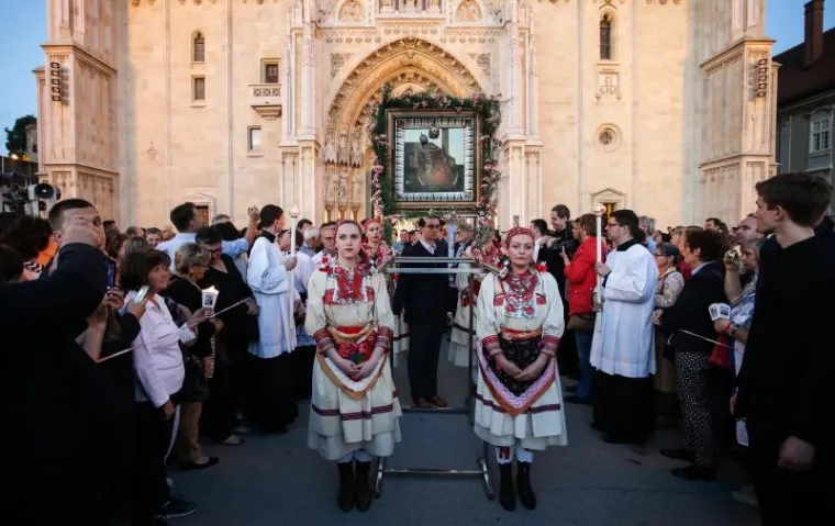 Dan grada Zagreba proslavljen je u utorak navečer svečanom misom u čast zaštitnice grada, Majke Božje od Kamenitih vrata, a potom i procesijom mnoštva vjernika sa svijećama i Gospinim likom po središtu Zagreba.