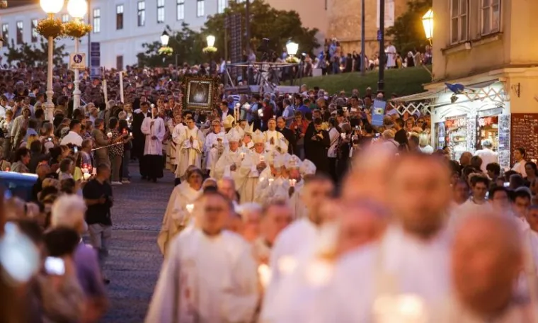 Podsjetio je da i danas mnogi politički sustavi provode zlodjela prema kršćanima i muče brojne kršćane koji ne napuštaju vjeru.