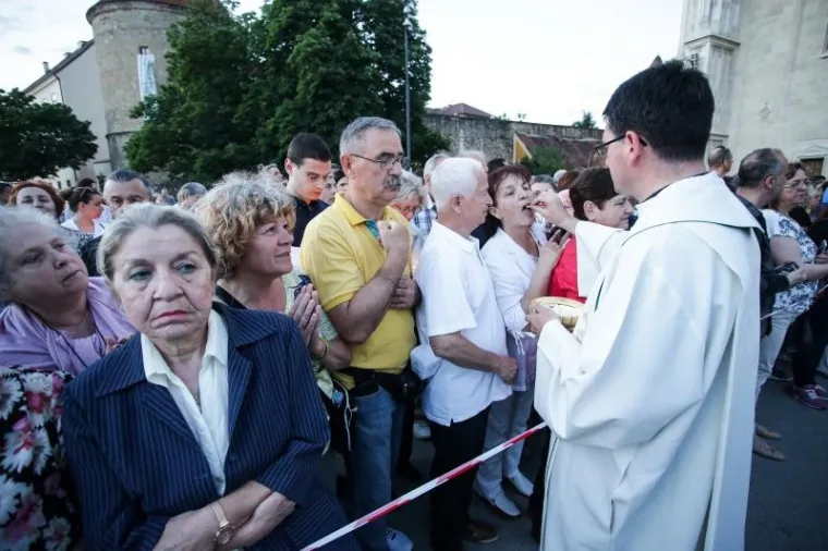 Kardinal Bozanić misu u, kako je istaknuo "Stepinčevoj katedrali", prikazao je kao molitvu za domovinu Hrvatsku i sav hrvatski narod, za hrvatske branitelje i one koji su život dali za slobodu, te za brojne bolesnike i mučenike.