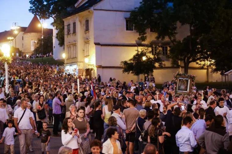 FOTOGALERIJA: Procesija tisuća vjernika sa svijećama i Gospinim likom po središtu Zagreba