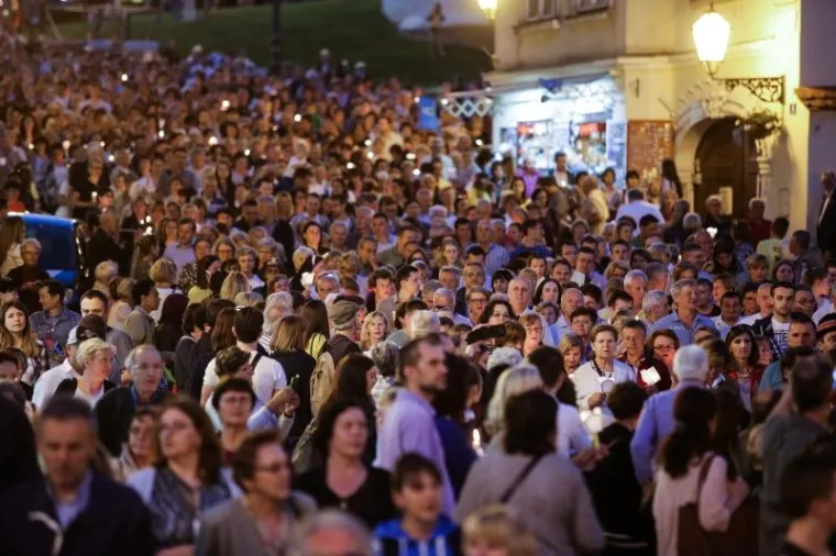 FOTOGALERIJA: Procesija tisuća vjernika sa svijećama i Gospinim likom po središtu Zagreba