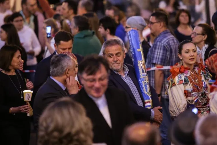 FOTOGALERIJA: Procesija tisuća vjernika sa svijećama i Gospinim likom po sredi&scaron;tu Zagreba