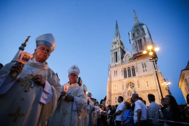 Kardinal Sarah, koga je Bozanić predstavio kao osobu koja je postala najmlađi biskup u svijetu, kazao je da kr&scaron;ćani trebaju "posada&scaron;njiti Isusa" i da se za to ne traži nikakva posebna sprema.