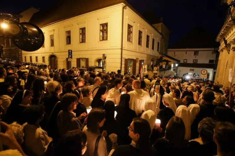 FOTOGALERIJA: Procesija tisuća vjernika sa svijećama i Gospinim likom po sredi&scaron;tu Zagreba