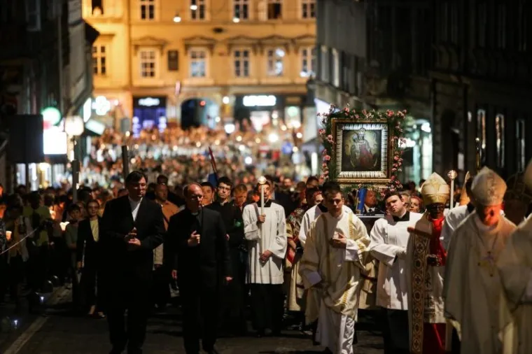 FOTOGALERIJA: Procesija tisuća vjernika sa svijećama i Gospinim likom po sredi&scaron;tu Zagreba