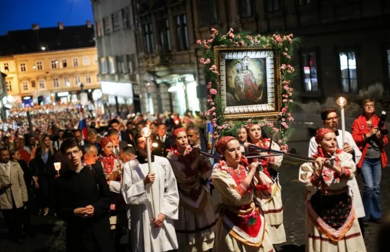 FOTOGALERIJA: Procesija tisuća vjernika sa svijećama i Gospinim likom po sredi&scaron;tu Zagreba